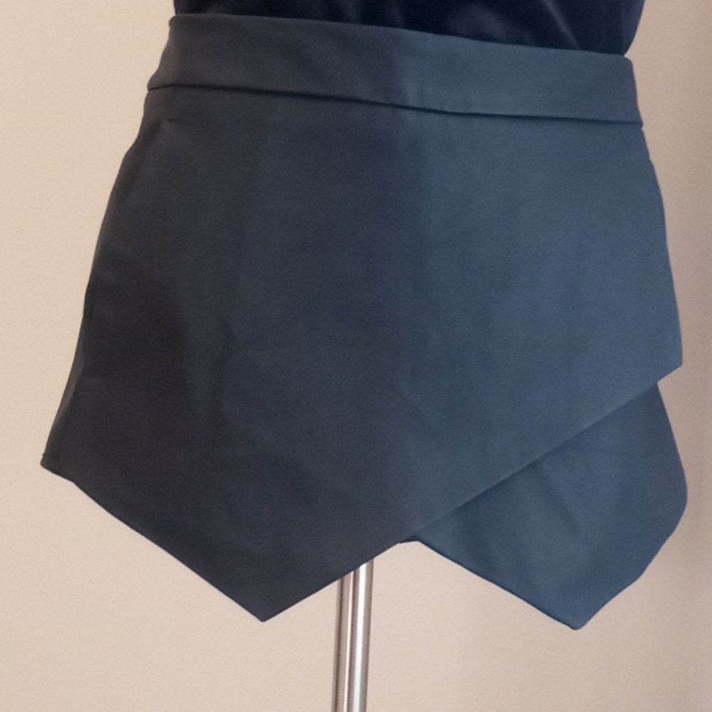 New Express Black Pleather Shorts Size 4